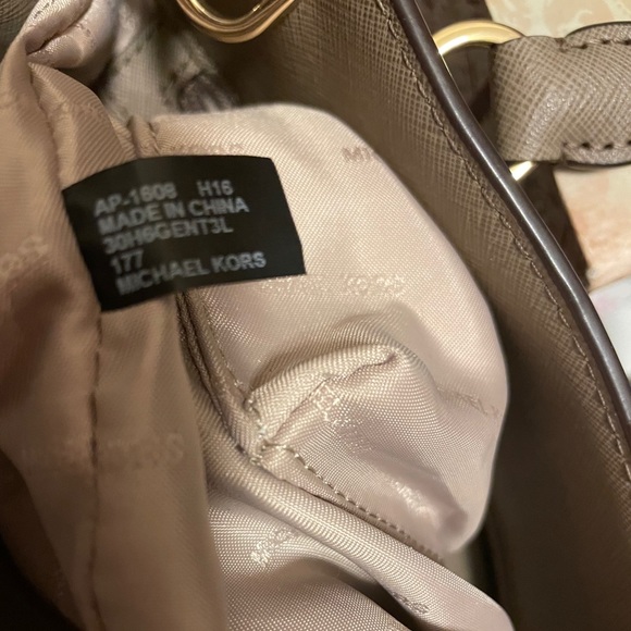 HP ๐ Michael Kors Emma North South Tote - Picture 10 of 10